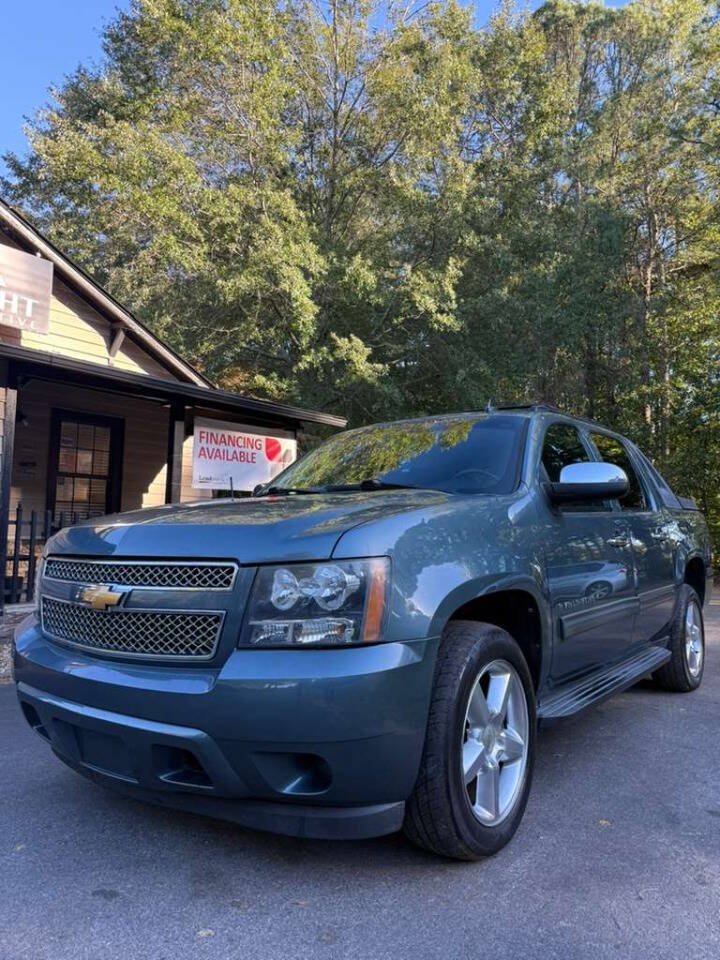 Used 2012 Chevrolet Avalanche LS RWD image 2