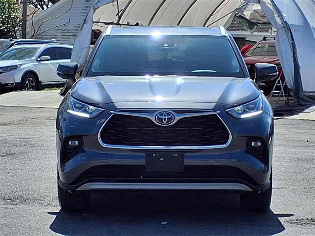 Used 2025 Toyota Highlander Platinum image 2