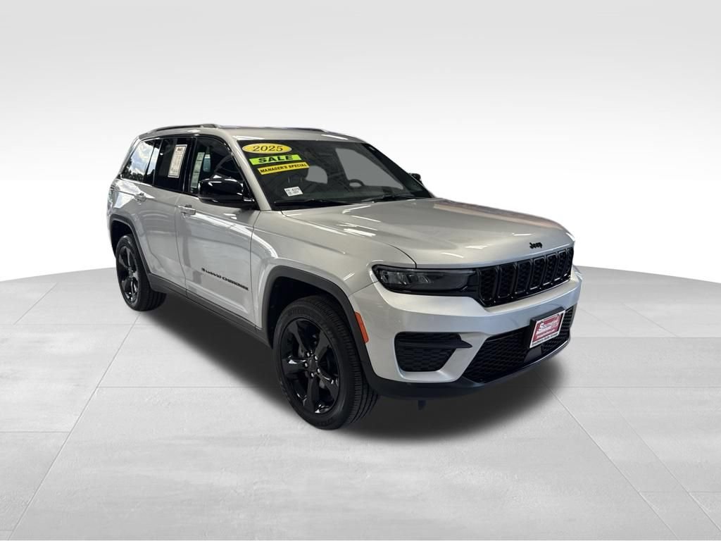 Used 2025 Jeep Grand Cherokee Altitude AWD/4WD image 8