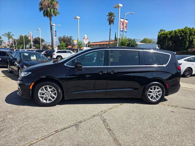 Certified 2024 Chrysler Pacifica Touring-L FWD image 9