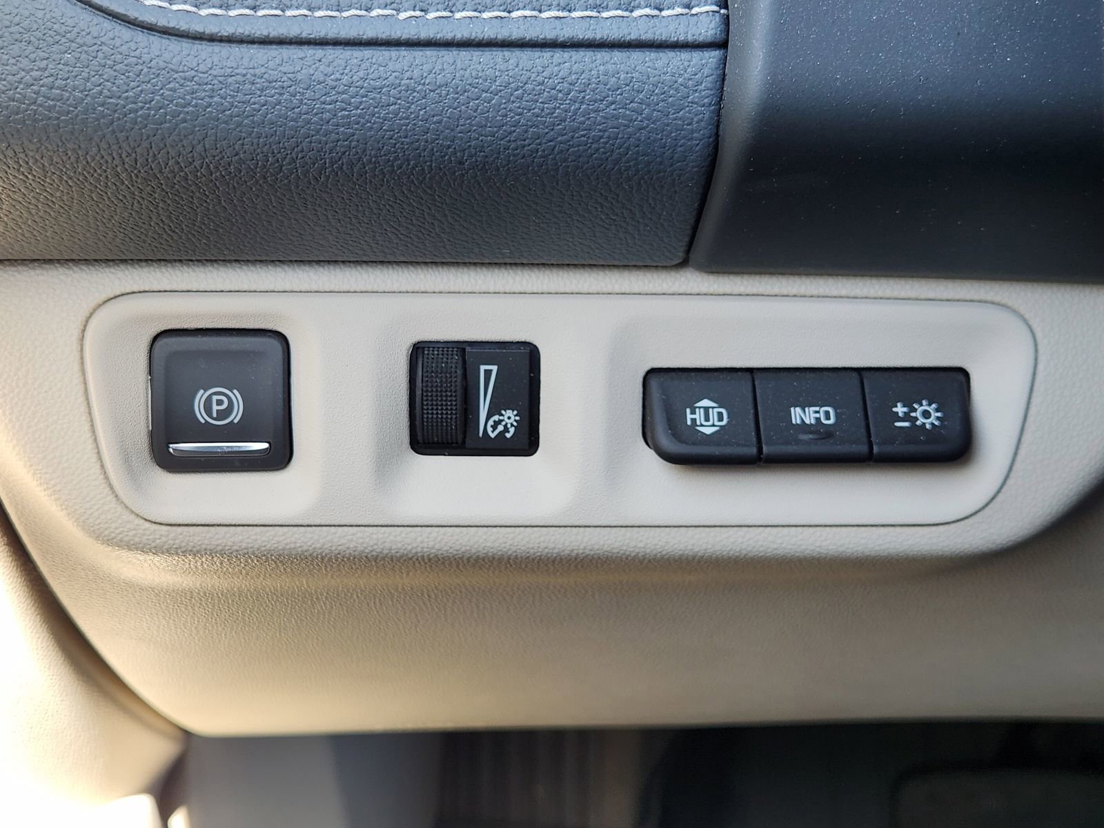 Used 2022 GMC Acadia Denali w/ Denali Technology Package image 26