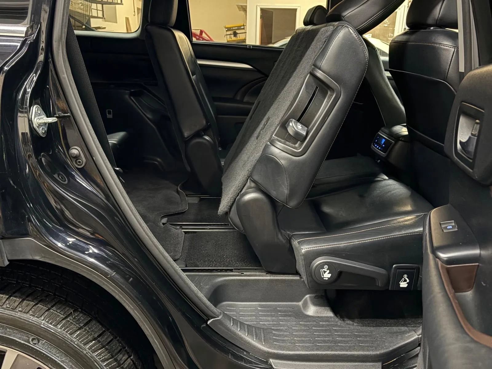 Used 2015 Toyota Highlander XLE image 24