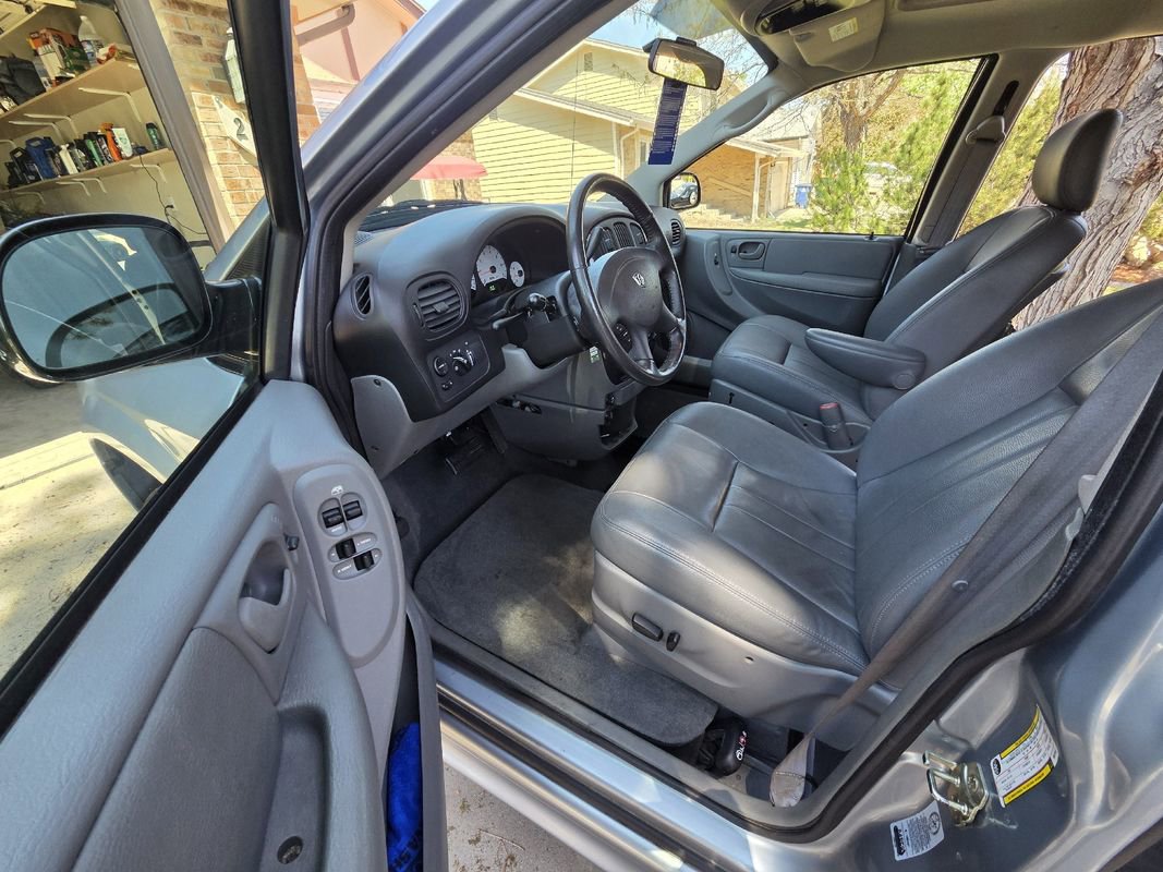 Used 2005 Dodge Grand Caravan SXT w/ Leather Interior Group FWD image 8