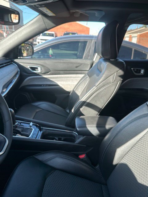 Used 2025 Jeep Compass Latitude w/ Sun & Sound Group AWD/4WD image 8