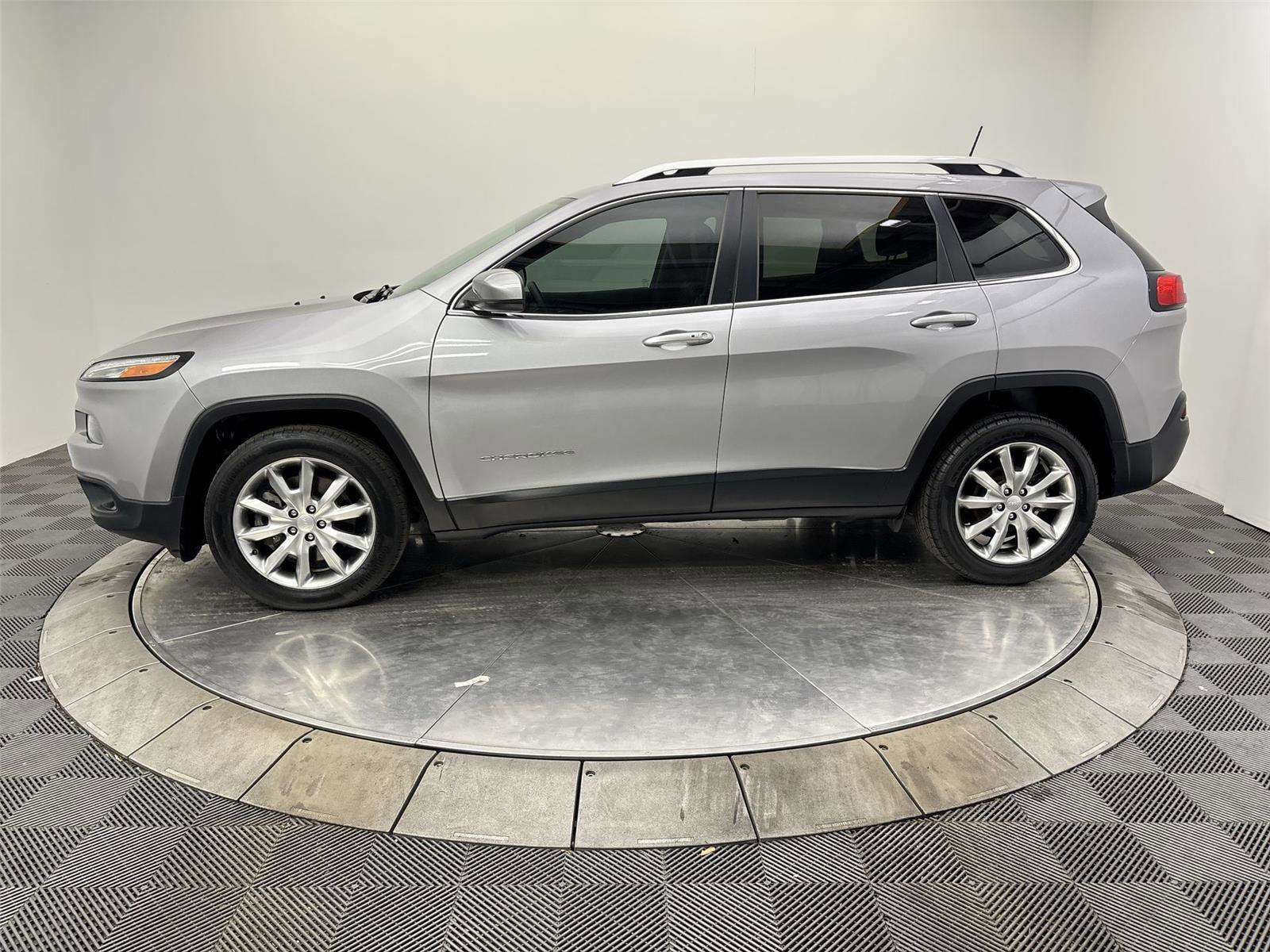 Used 2018 Jeep Cherokee Limited image 16