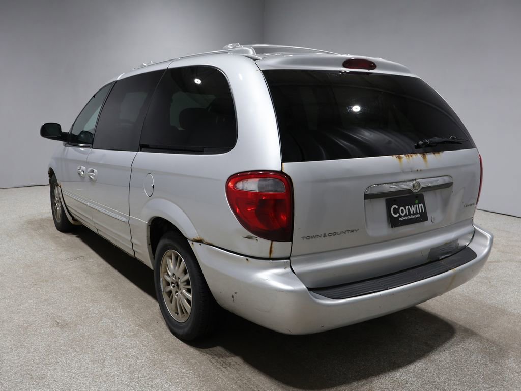 Used 2004 Chrysler Town & Country Limited image 8