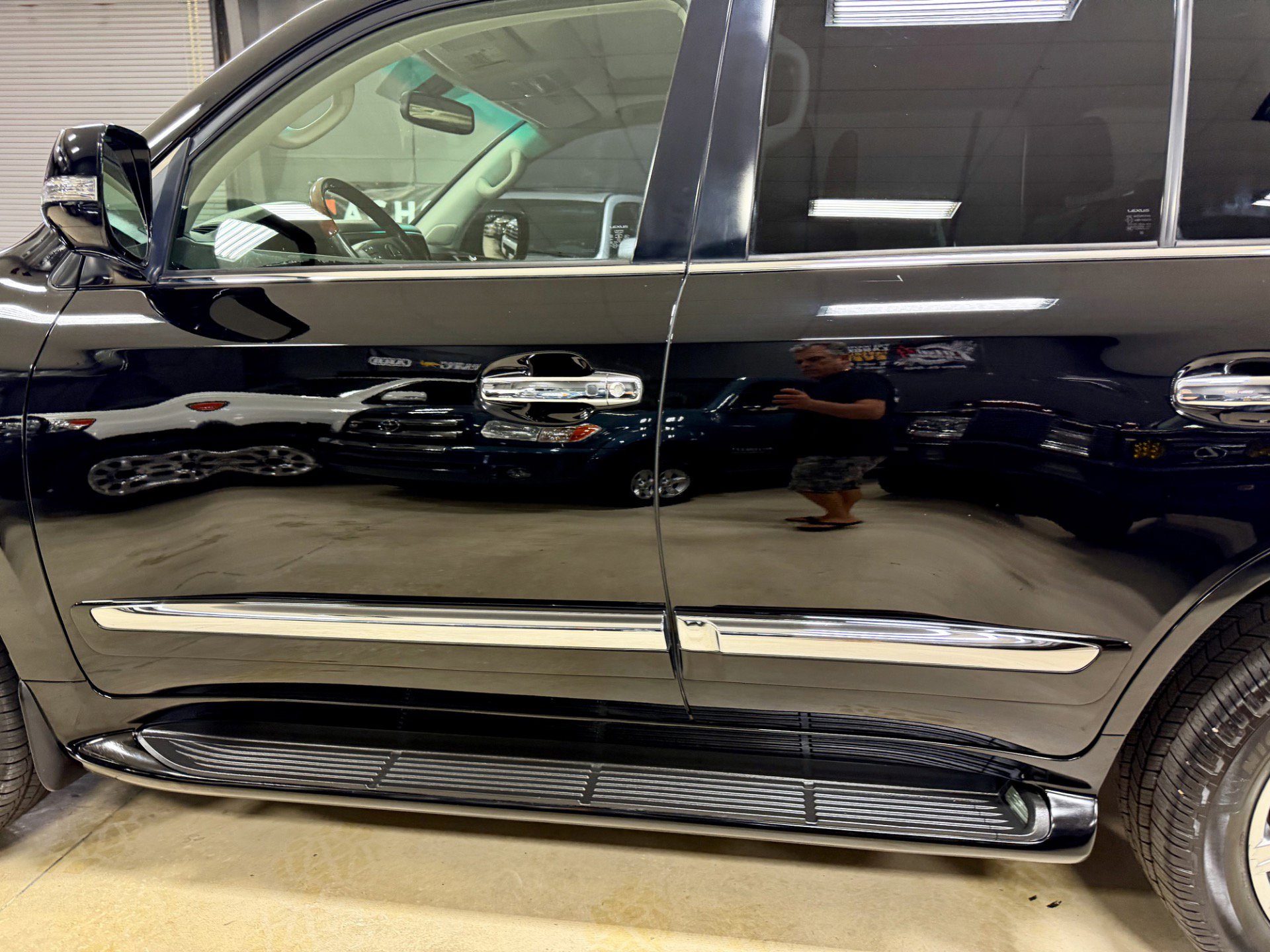 Used 2013 Lexus LX 570 4WD w/ Luxury Pkg w/Pre-crash image 20