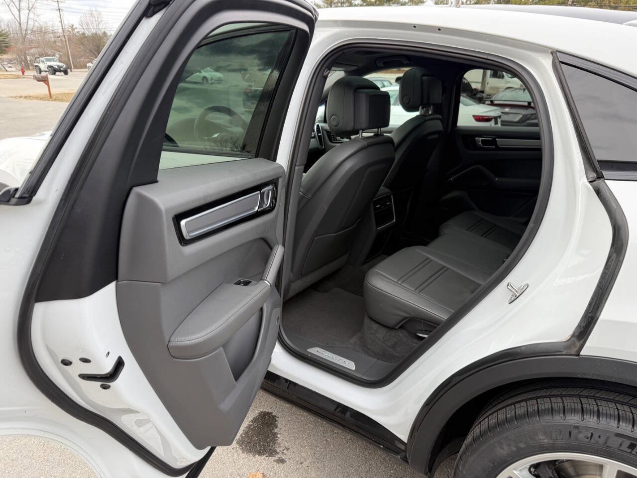 Used 2020 Porsche Cayenne AWD/4WD image 13