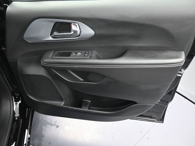 New 2026 Chrysler Pacifica Limited image 36