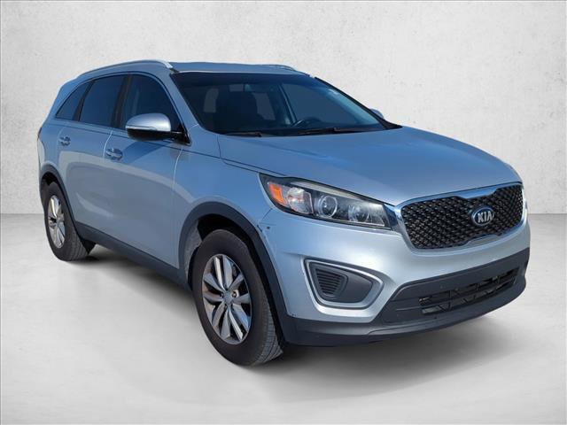 Used 2017 Kia Sorento LX w/ LX Convenience Package image 4