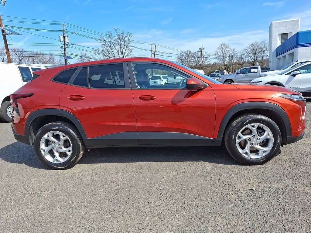 Used 2024 Chevrolet Trax LS w/ LS Convenience Package image 10