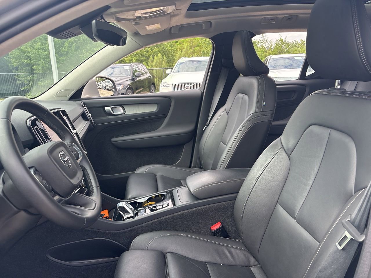 Certified 2025 Volvo XC40 B5 Plus AWD/4WD image 17