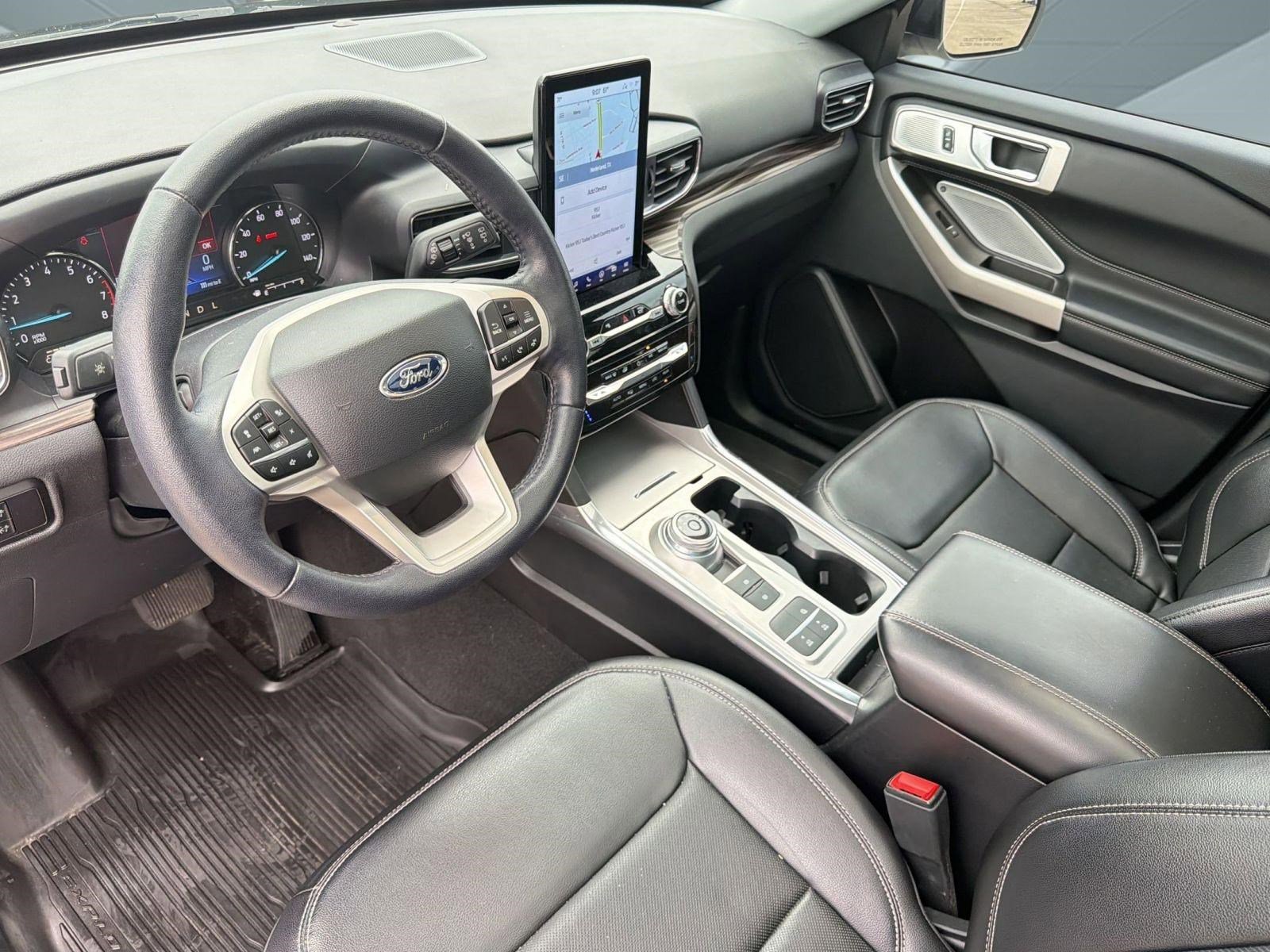 Used 2023 Ford Explorer Limited w/ Limited Technology Package RWD image 3