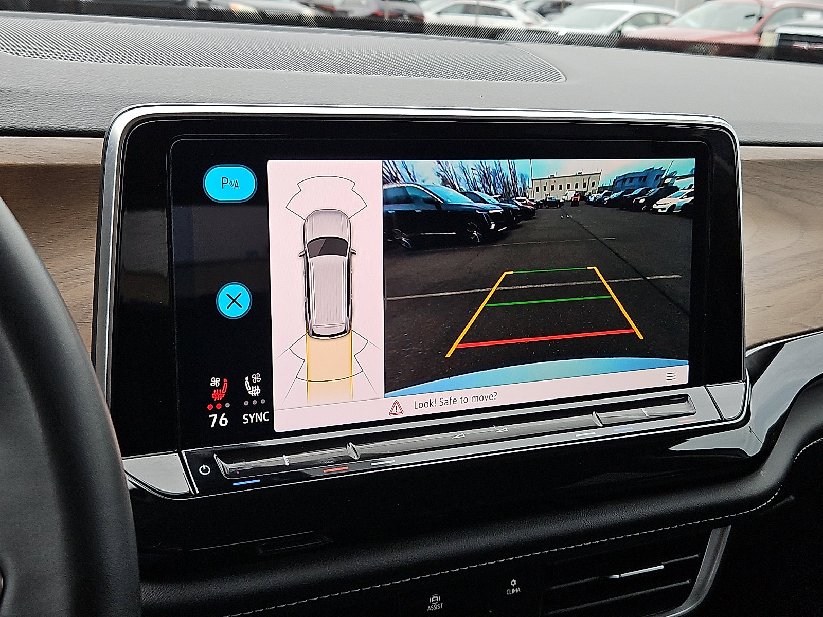 Used 2024 Volkswagen Atlas SE image 17