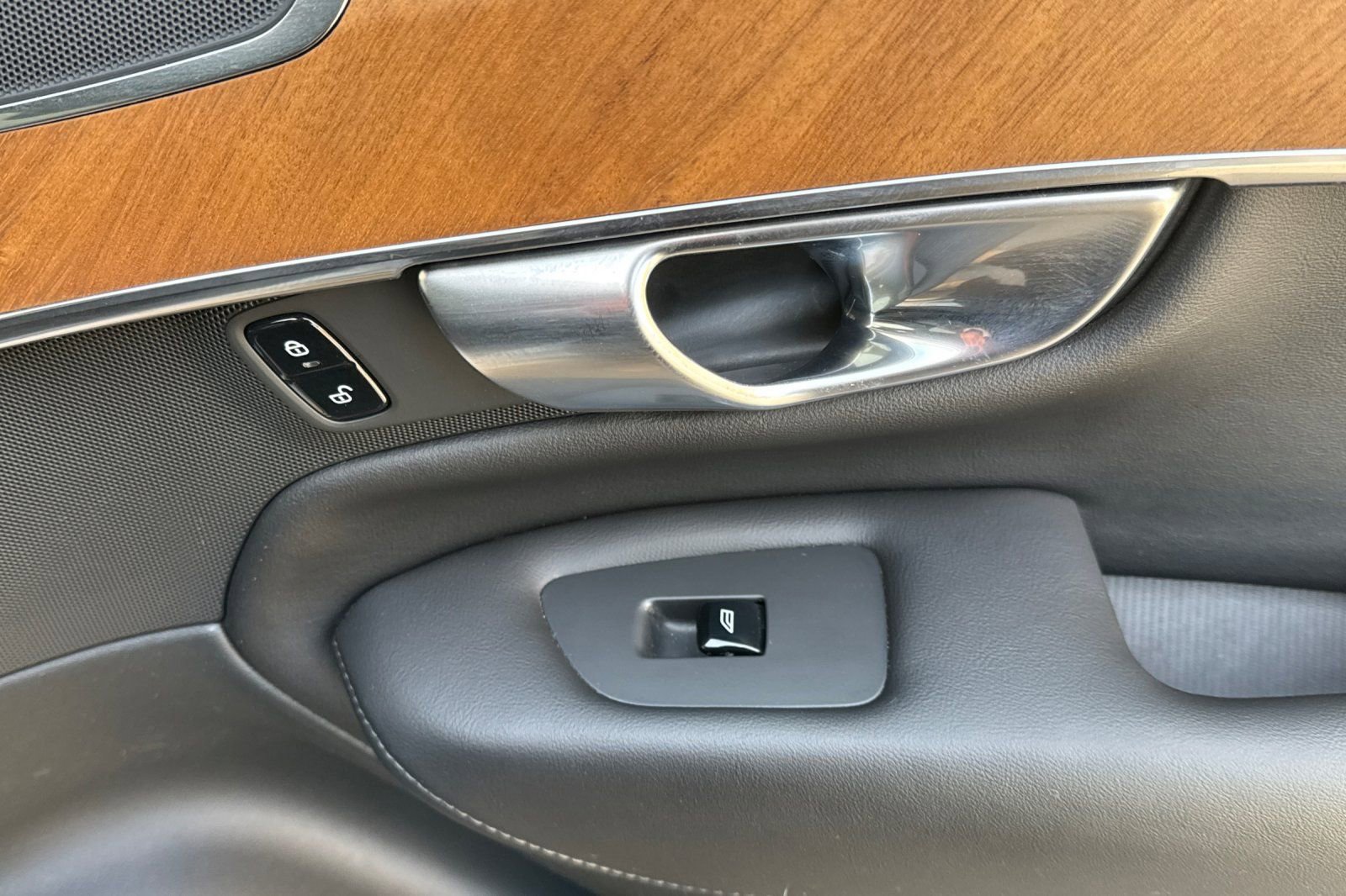 Used 2023 Volvo XC90 T8 Plus w/ Protection Package Premier image 19