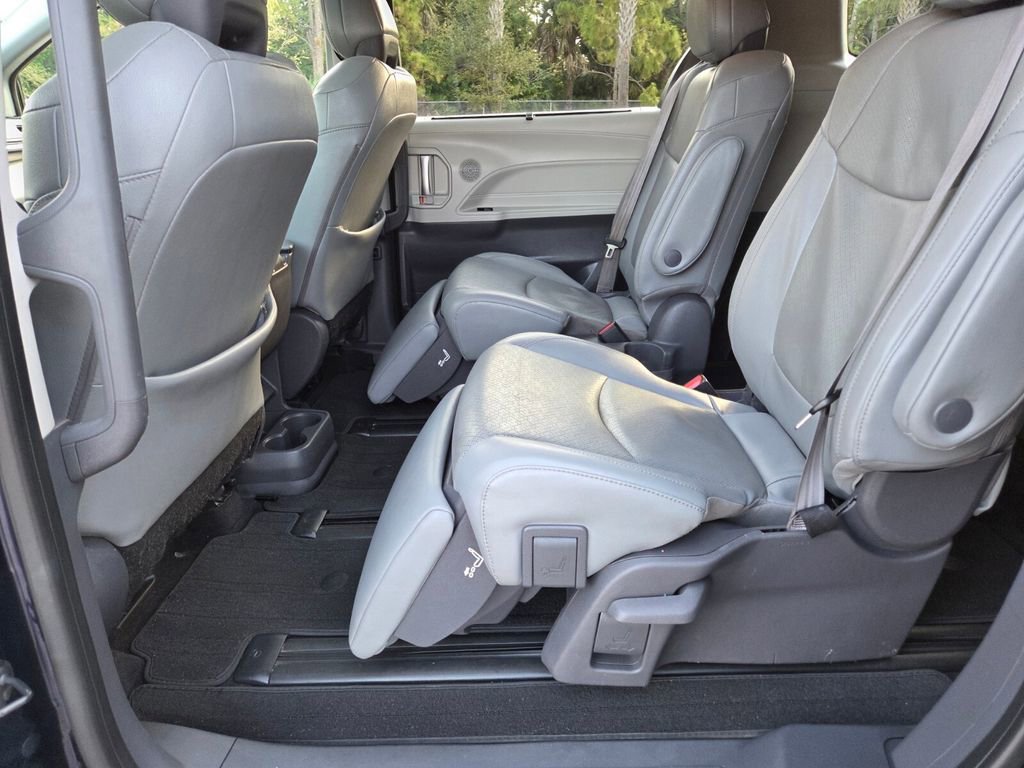Used 2021 Toyota Sienna Limited image 24