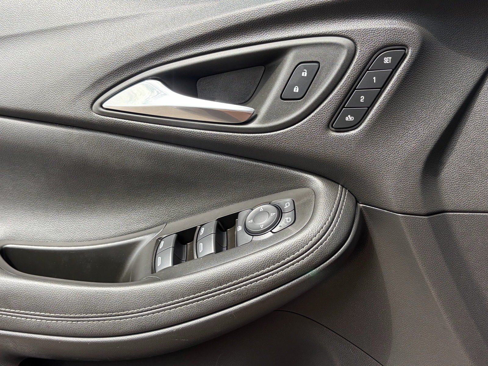 Used 2023 Buick Encore GX Essence w/ Experience Buick Package FWD image 19