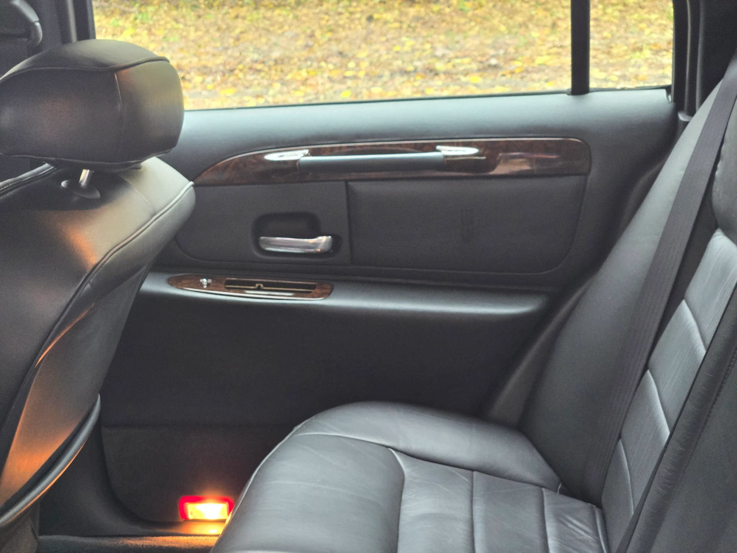 Used 2000 Lincoln Town Car Executive RWD image 20