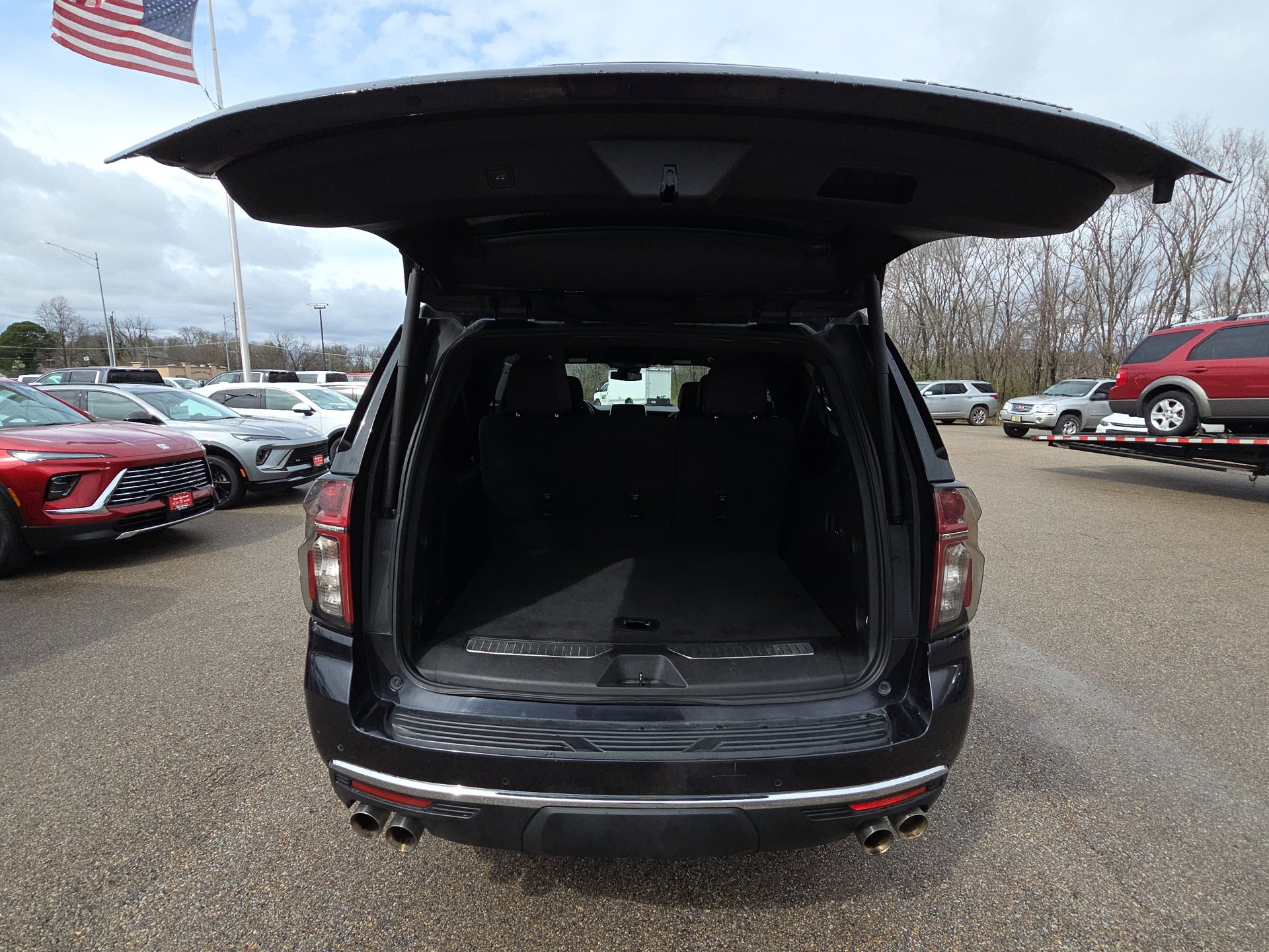 Used 2023 Chevrolet Suburban Premier image 32