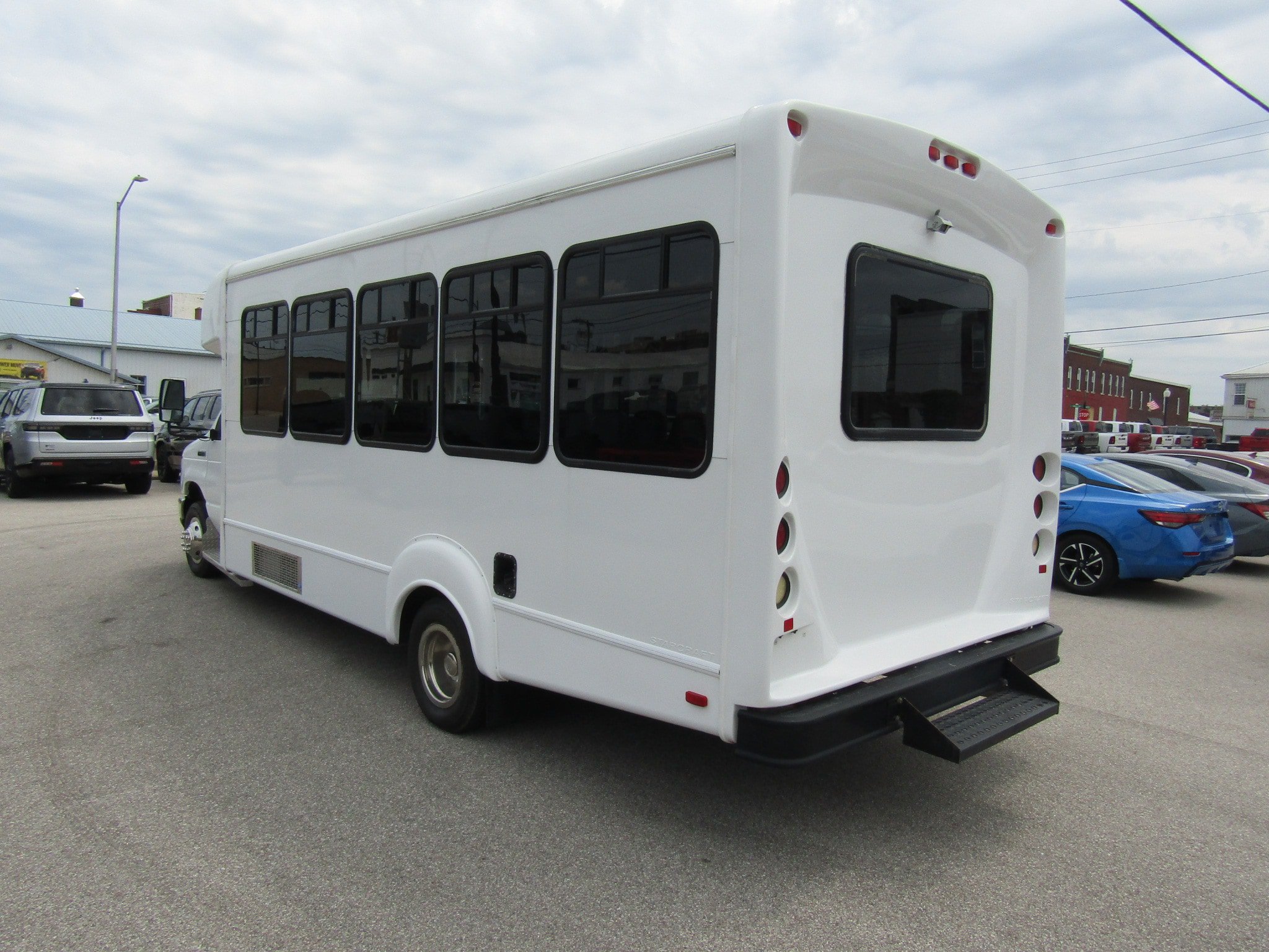 Used 2012 Ford E-450 and Econoline 450 Super Duty w/ Shuttle Bus Prep Pkg RWD image 5