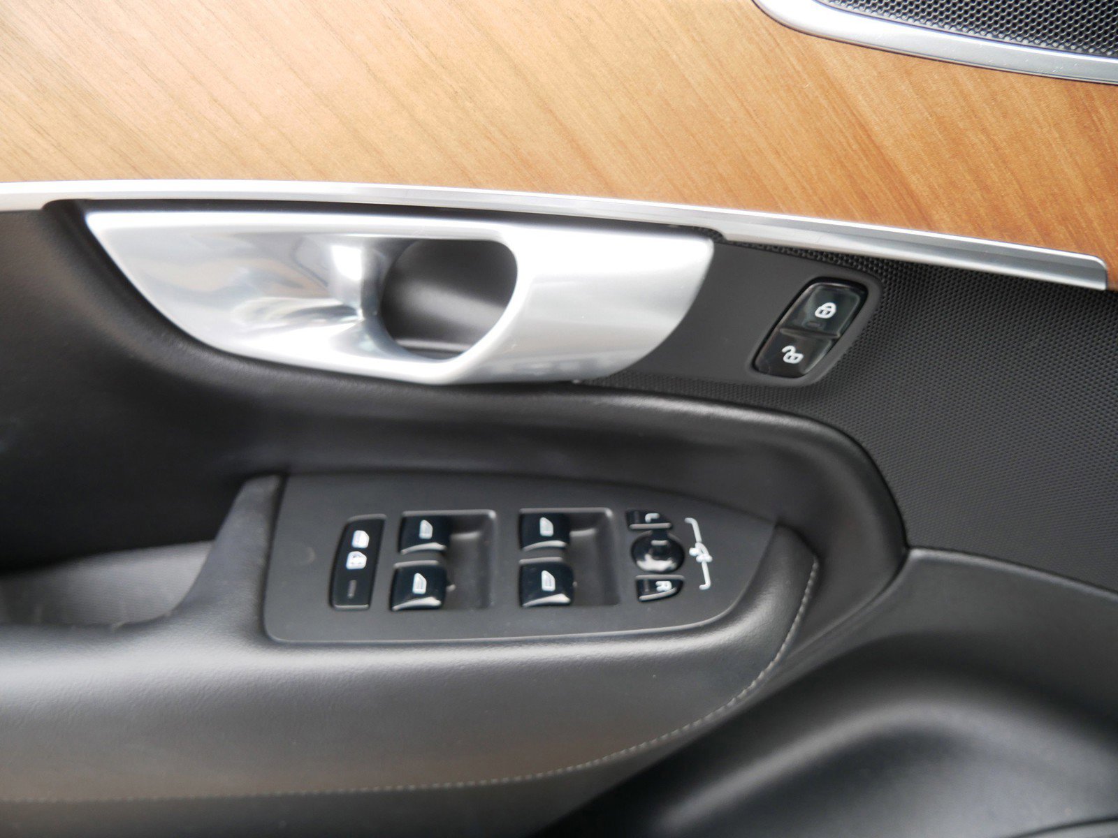 Certified 2024 Volvo XC90 B6 Core w/ Climate Package image 15