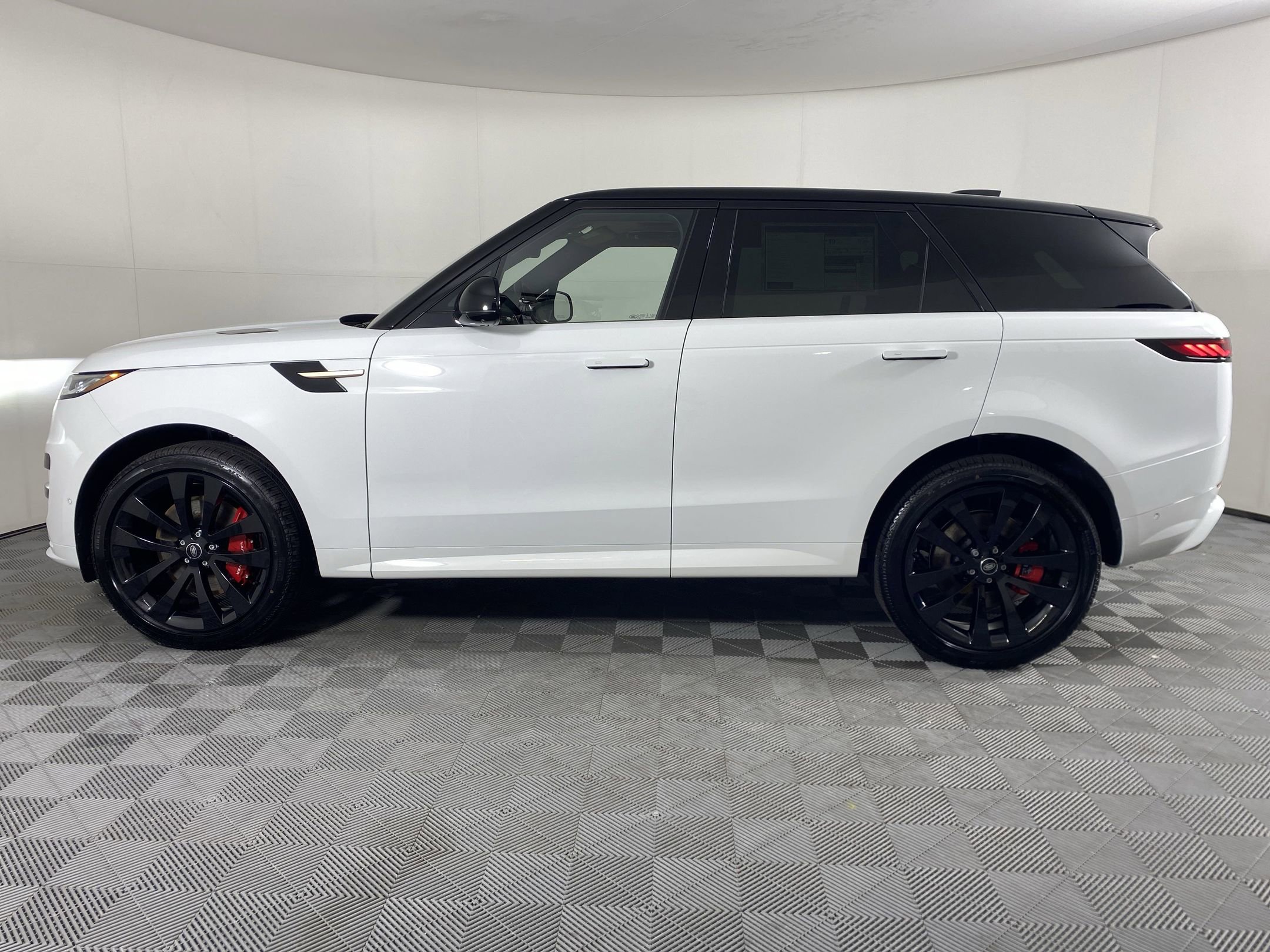 New 2025 Land Rover Range Rover Sport Dynamic SE image 2
