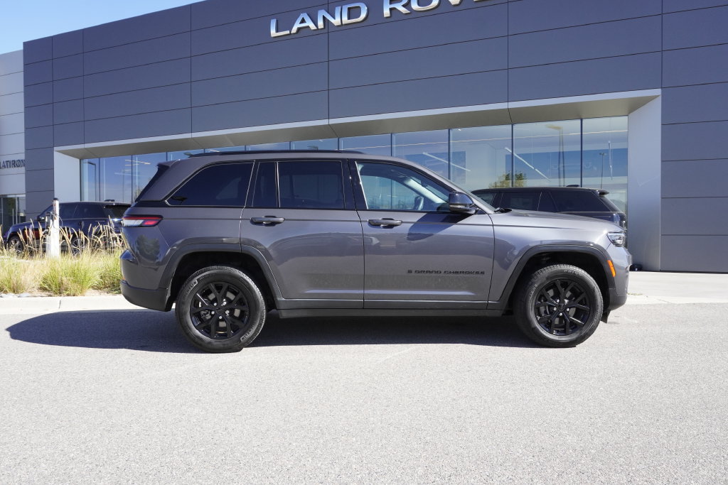 Used 2024 Jeep Grand Cherokee Altitude AWD/4WD image 7