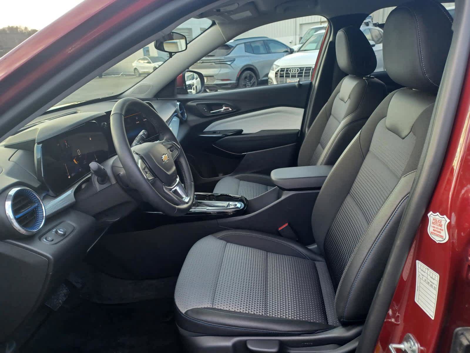 Used 2025 Chevrolet Trax LT w/ LT Convenience Package image 7