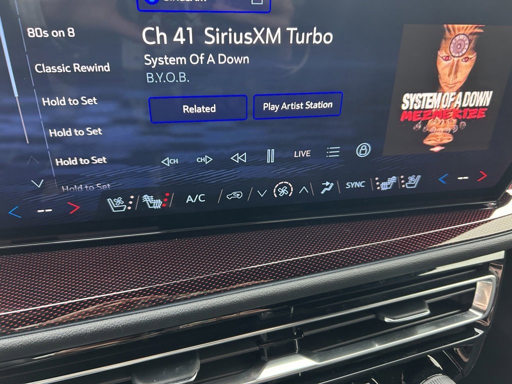 Used 2025 Chevrolet Traverse RS image 32