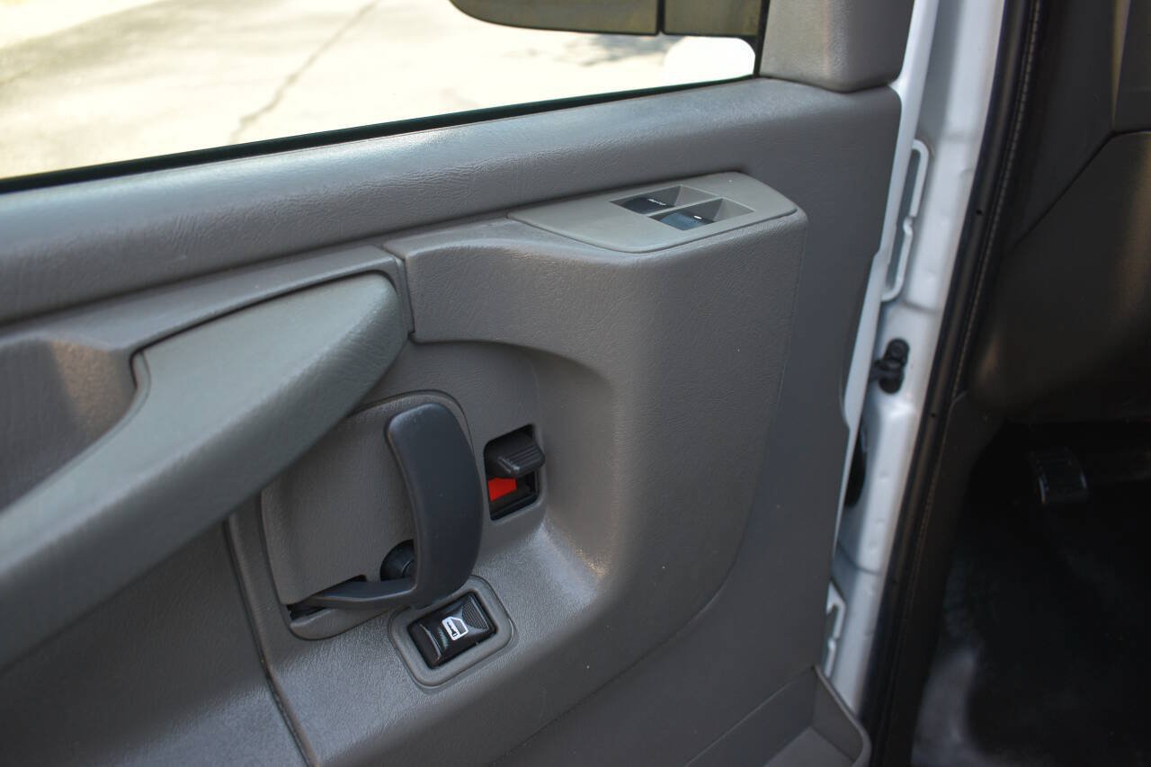 Used 2015 Chevrolet Express 2500 RWD image 18