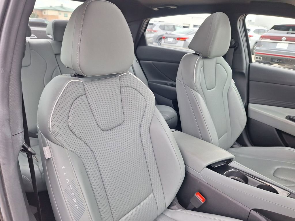 Used 2025 Hyundai Elantra Limited image 30