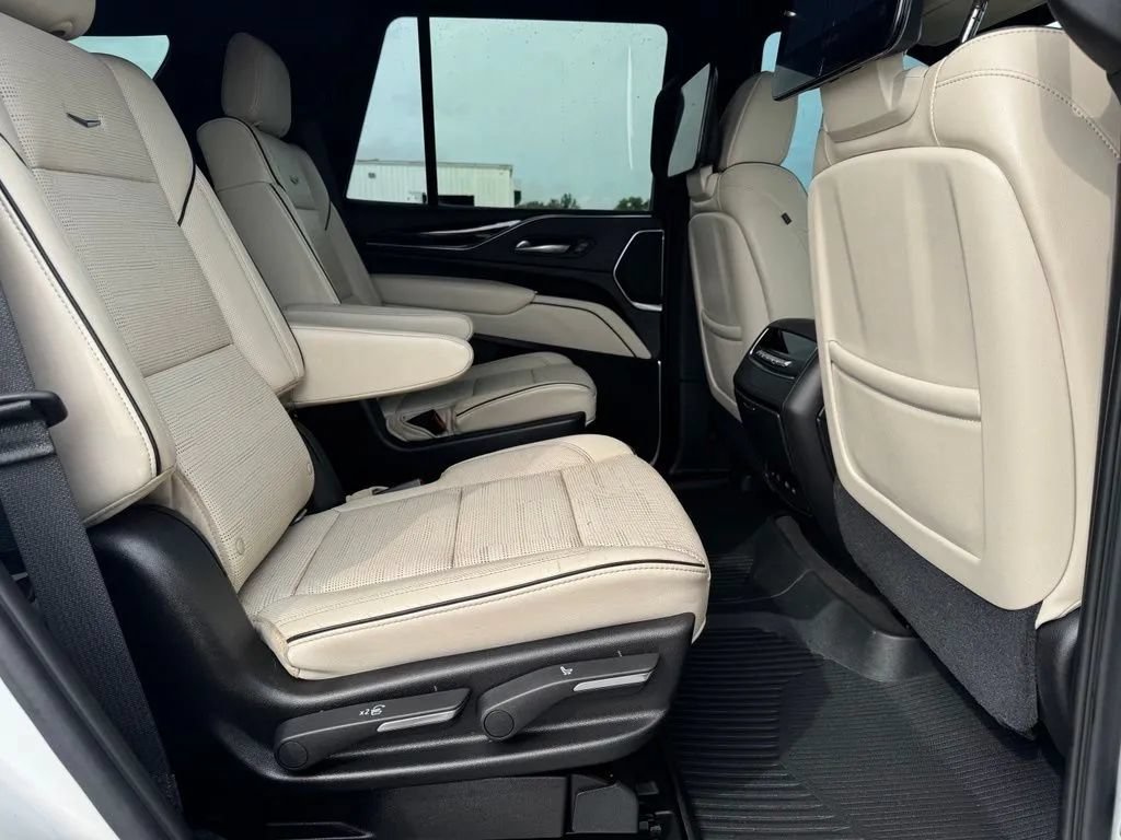 Used 2021 Cadillac Escalade Sport w/ LPO, Illumination Package AWD/4WD image 17