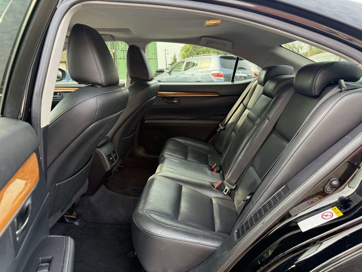 Used 2015 Lexus ES 300h image 11