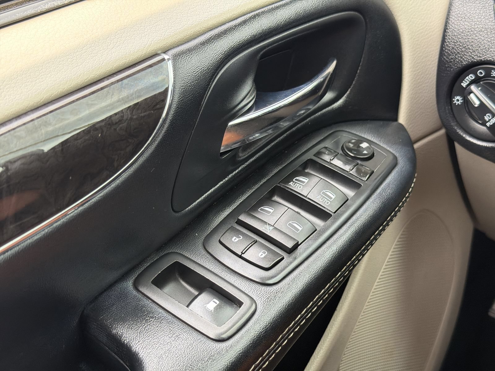 Used 2016 Chrysler Town & Country Touring-L w/ Driver Convenience Group FWD image 25
