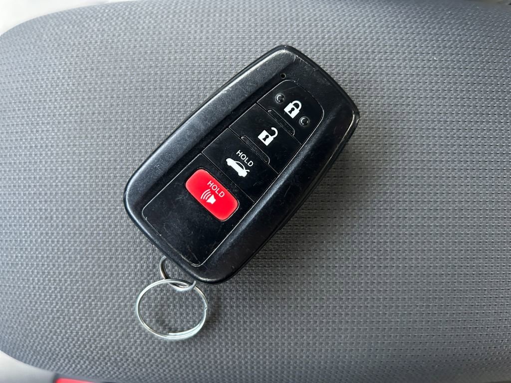 Used 2021 Toyota Corolla LE image 30