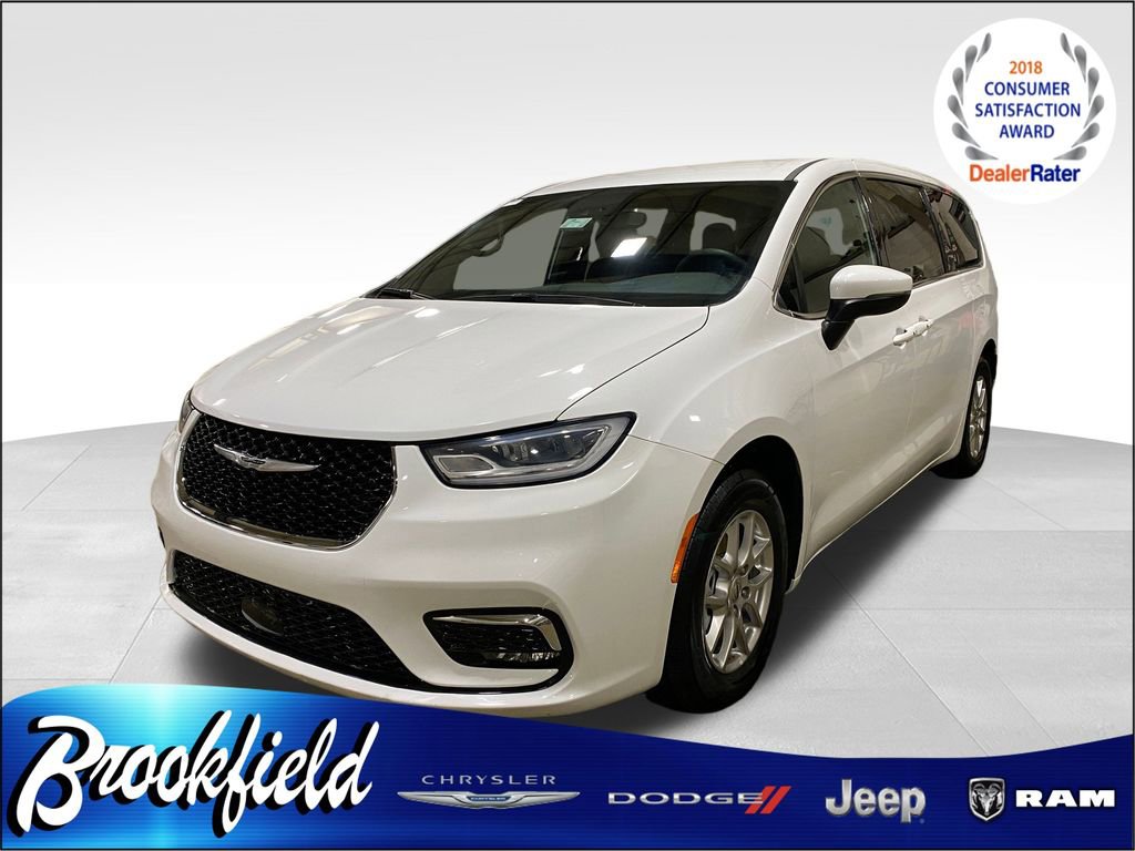 Used 2023 Chrysler Pacifica Touring image 3