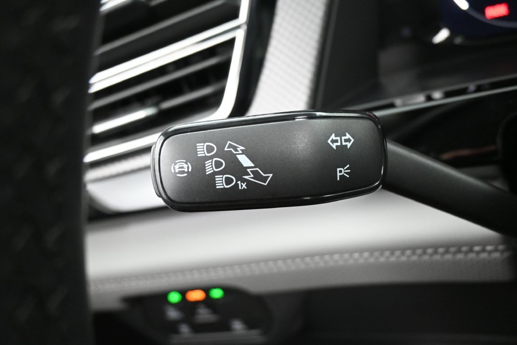 Used 2025 Volkswagen Atlas Peak Edition SE AWD/4WD image 17