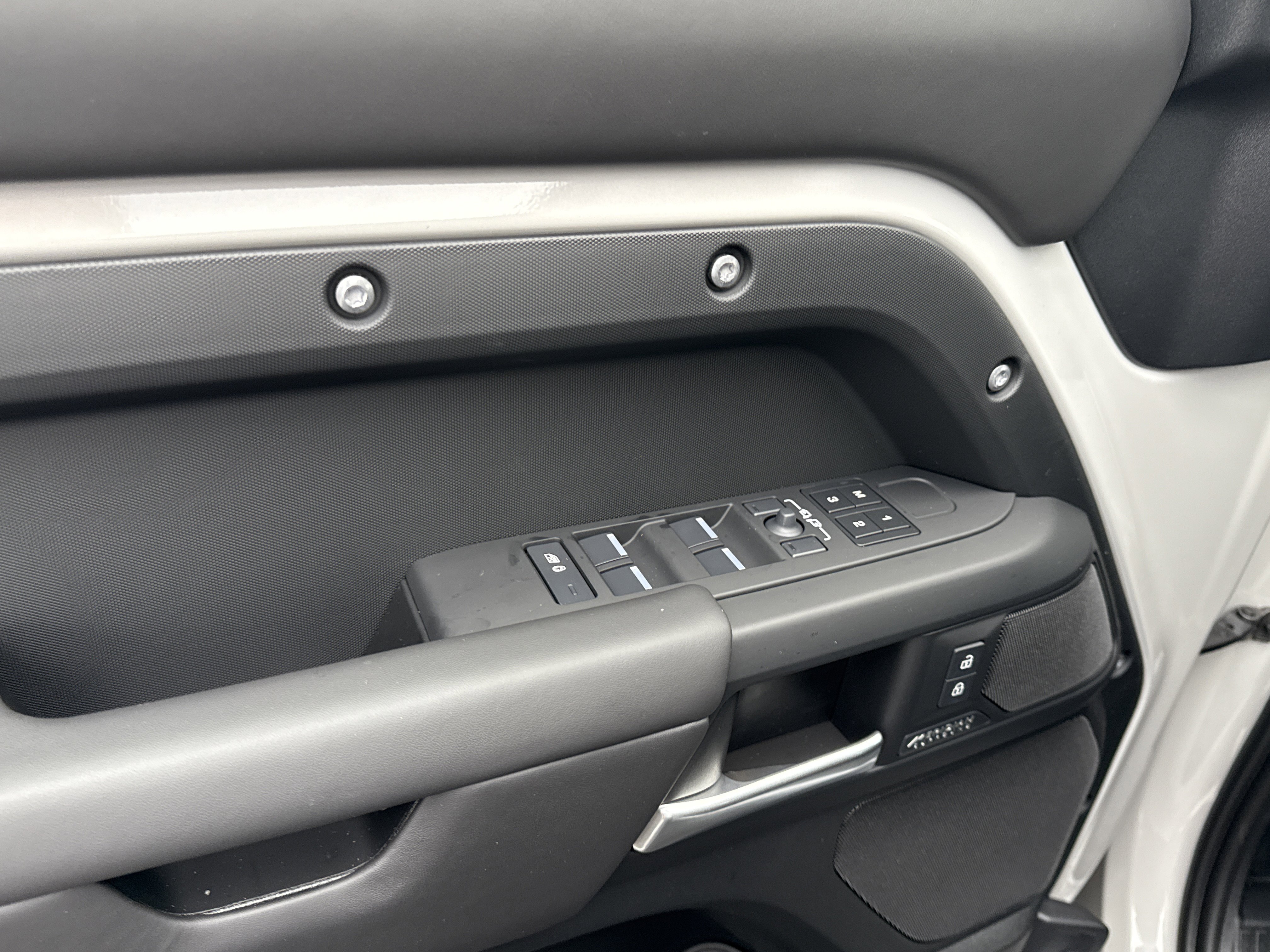 New 2026 Land Rover Defender 130 X-Dynamic SE image 9