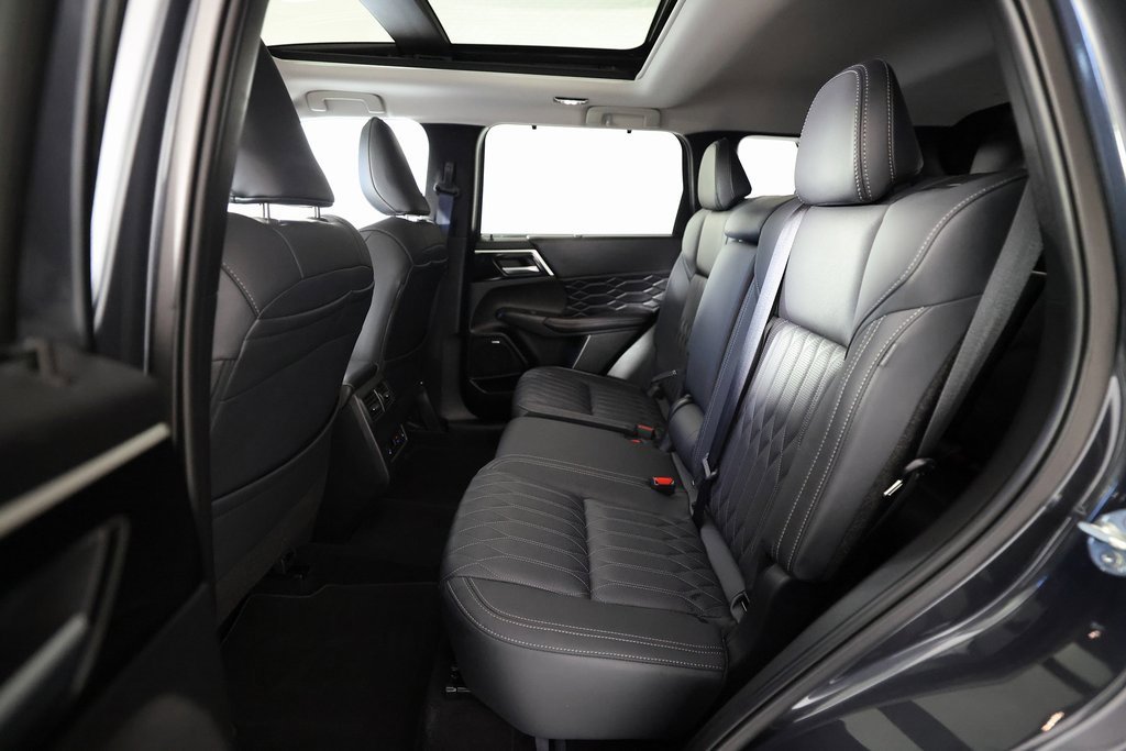 Used 2025 Mitsubishi Outlander SEL image 16