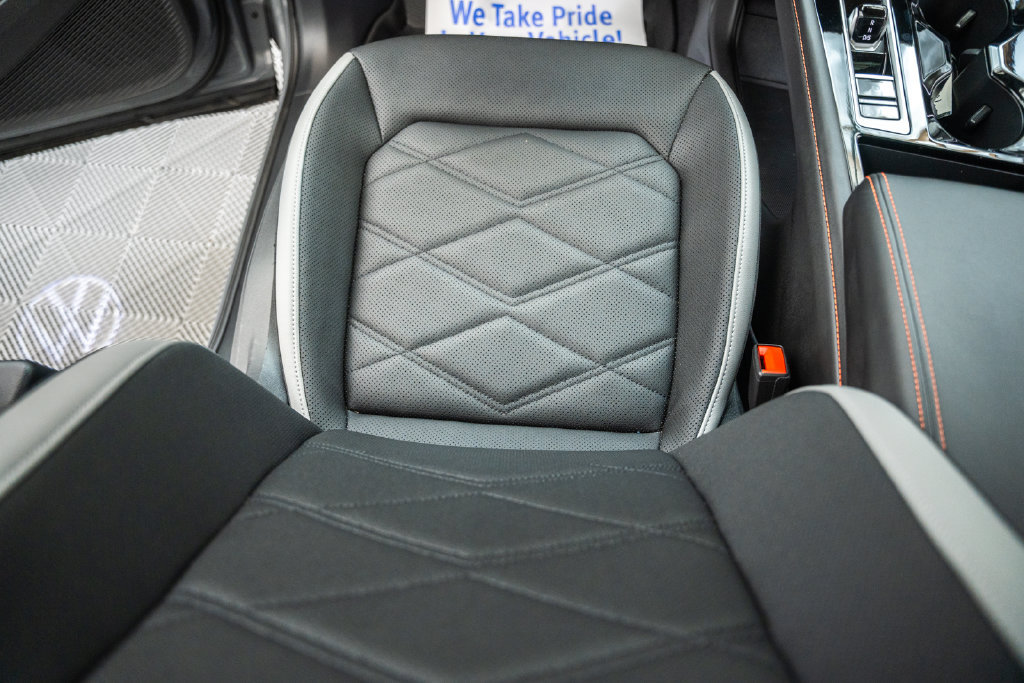 Used 2025 Volkswagen Atlas Peak Edition SE AWD/4WD image 35