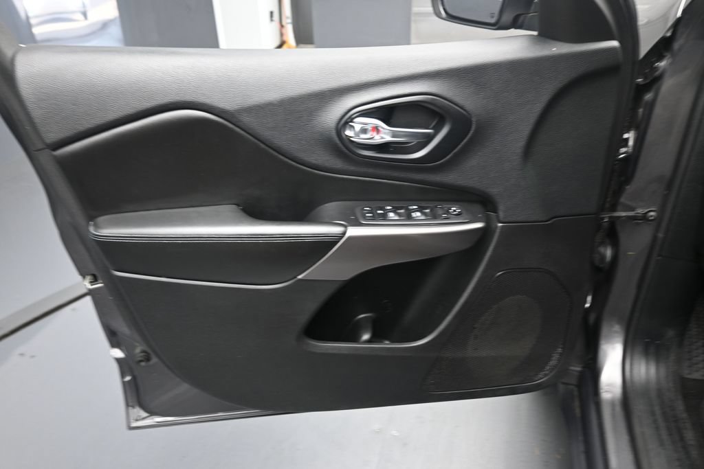 Used 2019 Jeep Cherokee Latitude Plus w/ Comfort/Convenience Group FWD image 18
