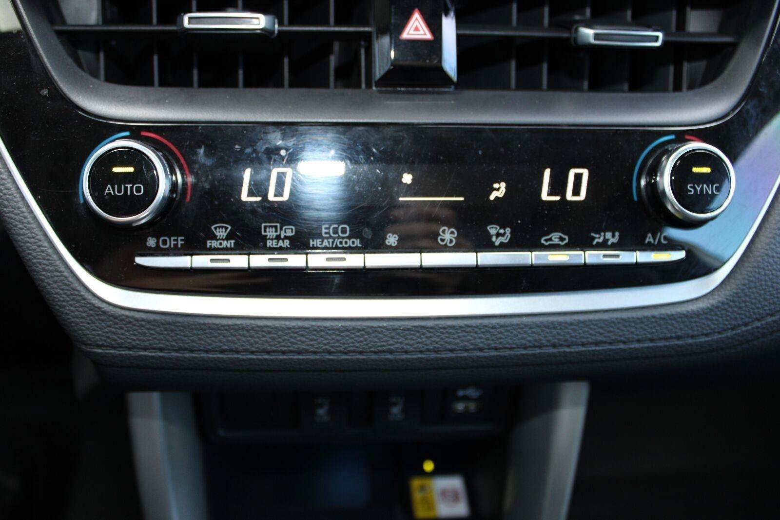 Used 2022 Toyota Corolla Cross XLE w/ Convenience Package FWD image 23