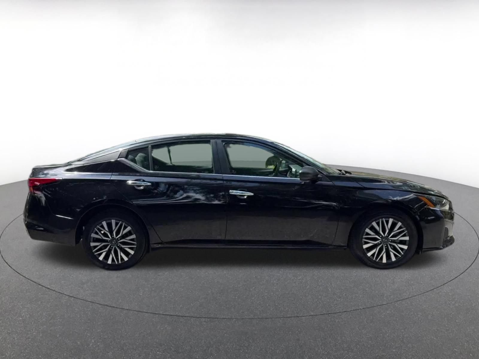 Used 2025 Nissan Altima 2.5 SV FWD image 16
