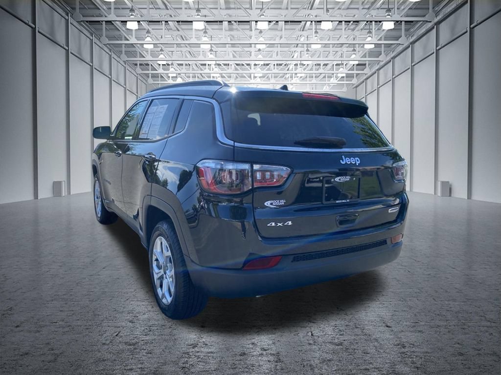 Used 2025 Jeep Compass Latitude w/ Sun & Sound Group AWD/4WD image 9
