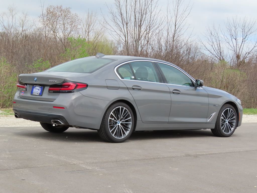 Used 2022 BMW 530e xDrive w/ Premium Package AWD/4WD image 3