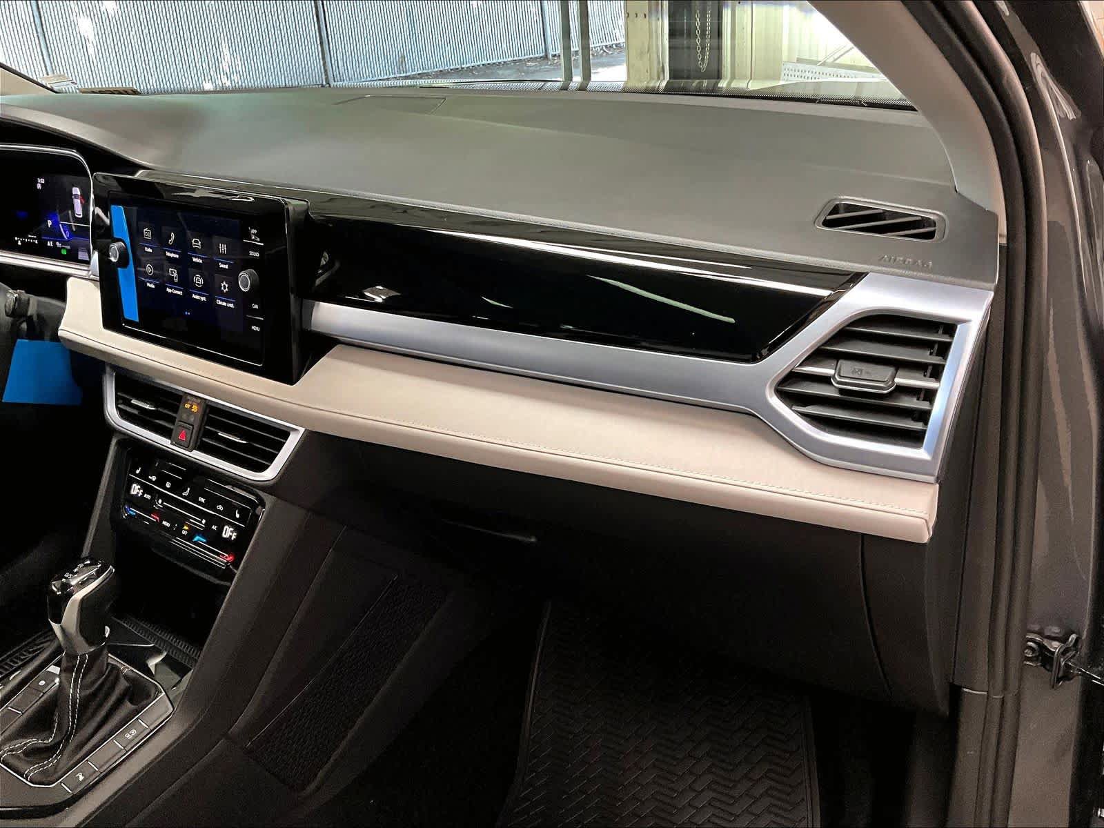 New 2026 Volkswagen Taos SE FWD image 29
