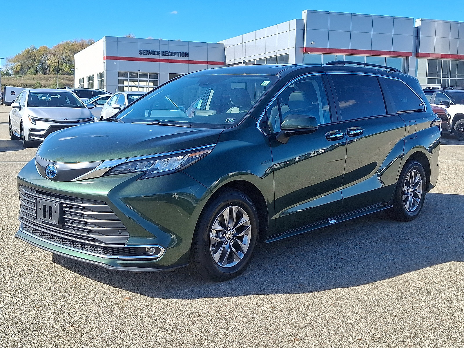 Used 2023 Toyota Sienna XLE image 3