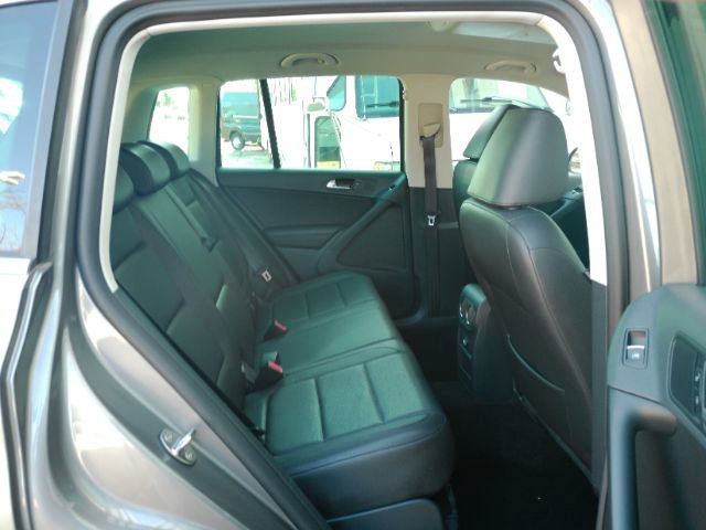 Used 2011 Volkswagen Tiguan SE image 22