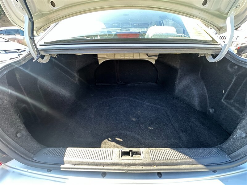 Used 2005 Hyundai Elantra GLS FWD image 11