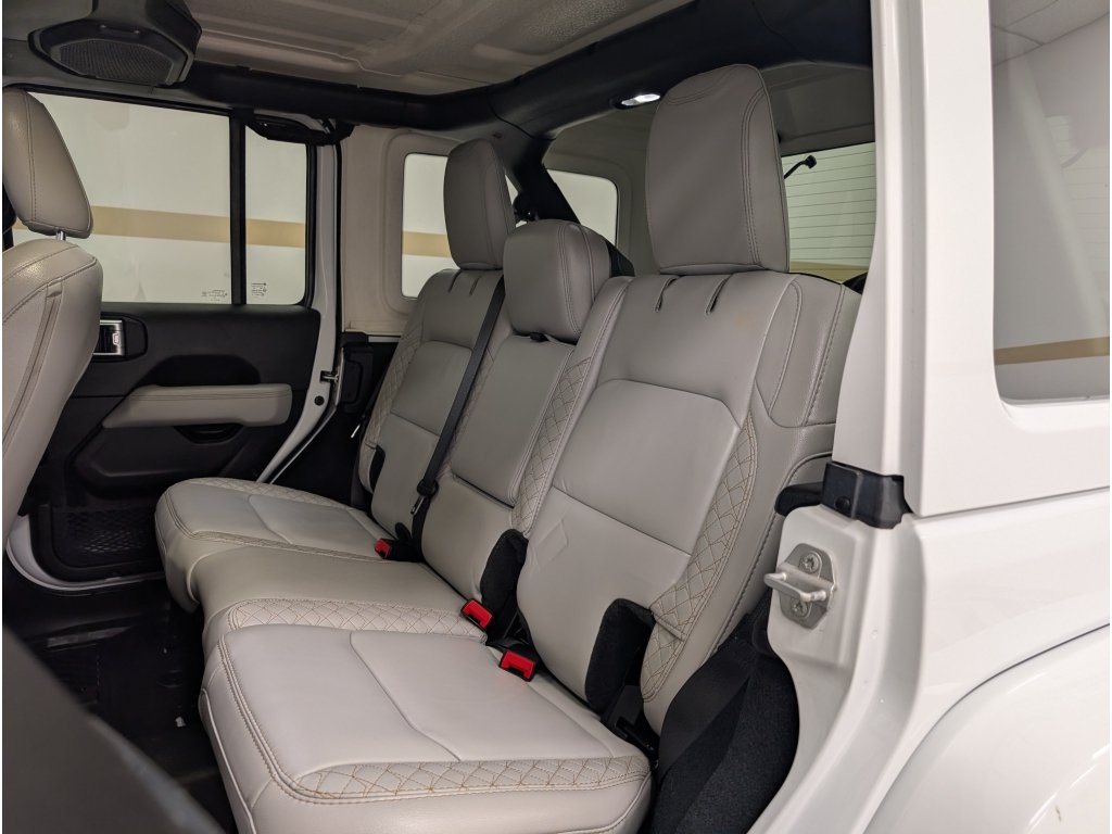 Used 2022 Jeep Wrangler Unlimited Sahara AWD/4WD image 15